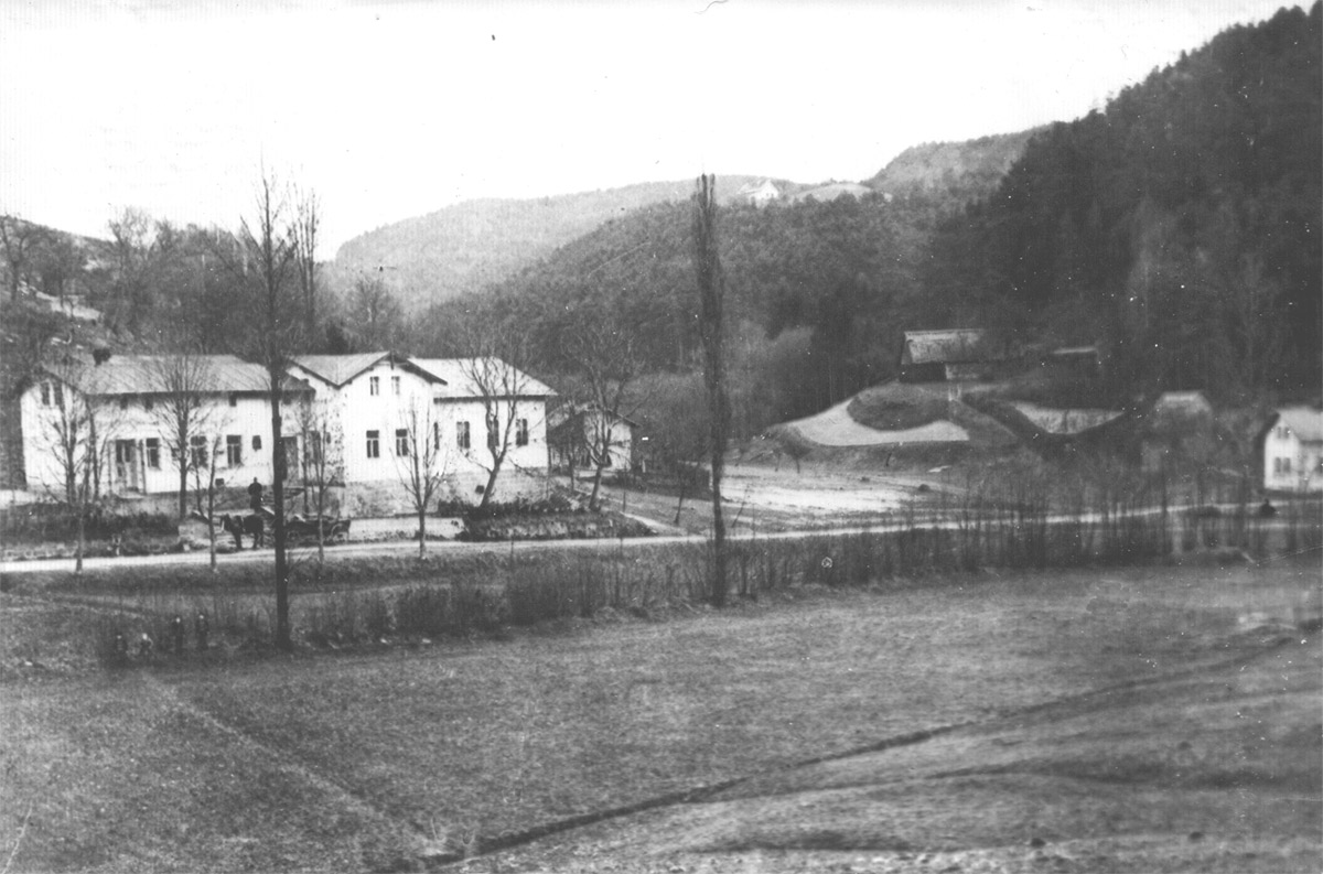 Pohlednice z roku 1910. V popředí hostinec u Trosberků, dnešní Obecní úřad.